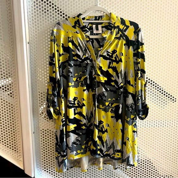 BCBGMaxAzria Button Down Abstract Vee Neck Top Size Small Yellow/Black - Picture 1 of 9